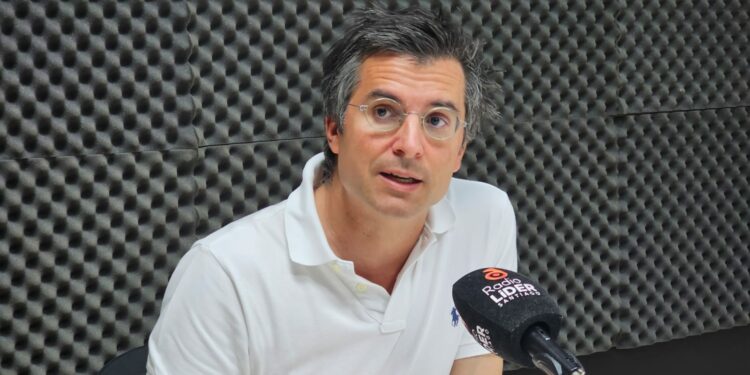 Candidatos y fuerzas políticas de Santiago de Compostela ante las elecciones municipales de 2027.