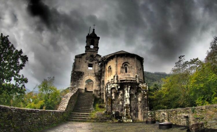 Pontedeume convierte sus leyendas en un festival de misterio.