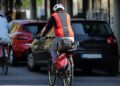 ciclista por via urbana