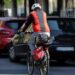ciclista por via urbana