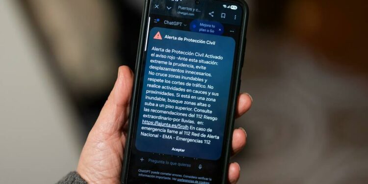Notificación de alerta ES-Alert de Protección Civil en un teléfono móvil.