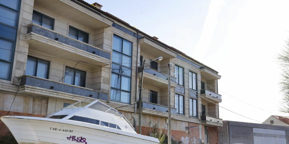 Edificio en A Illa de Arousa (Pontevedra) que será transformado en un bloque de 15 viviendas públicas tras un acuerdo municipal para adquirir inmuebles vinculados a causas judiciales