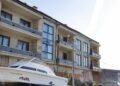 Edificio en A Illa de Arousa (Pontevedra) que será transformado en un bloque de 15 viviendas públicas tras un acuerdo municipal para adquirir inmuebles vinculados a causas judiciales
