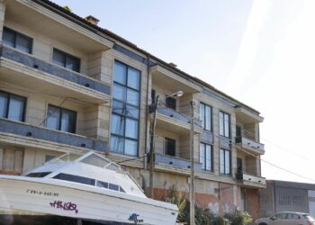 Edificio en A Illa de Arousa (Pontevedra) que será transformado en un bloque de 15 viviendas públicas tras un acuerdo municipal para adquirir inmuebles vinculados a causas judiciales