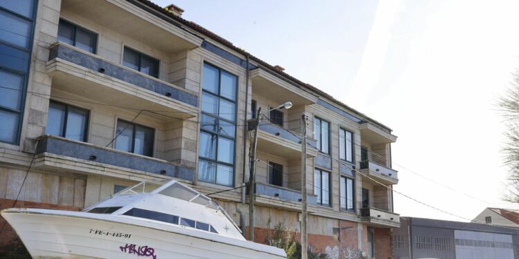 Edificio en A Illa de Arousa (Pontevedra) que será transformado en un bloque de 15 viviendas públicas tras un acuerdo municipal para adquirir inmuebles vinculados a causas judiciales