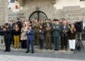 Representantes institucionales y de la sociedad civil guardan un minuto de silencio en A Coruña por las víctimas del accidente ferroviario de Urda.