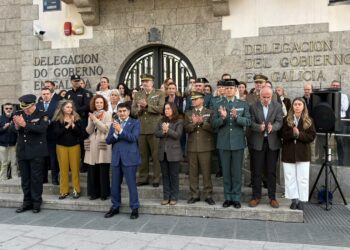 Representantes institucionales y de la sociedad civil guardan un minuto de silencio en A Coruña por las víctimas del accidente ferroviario de Urda.