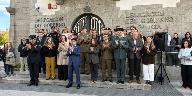 Representantes institucionales y de la sociedad civil guardan un minuto de silencio en A Coruña por las víctimas del accidente ferroviario de Urda.