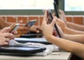 Imagen de archivo de estudiantes en un centro educativo gallego, donde se aplicará el nuevo régimen sancionador por el uso de móviles