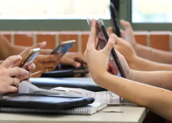 Imagen de archivo de estudiantes en un centro educativo gallego, donde se aplicará el nuevo régimen sancionador por el uso de móviles