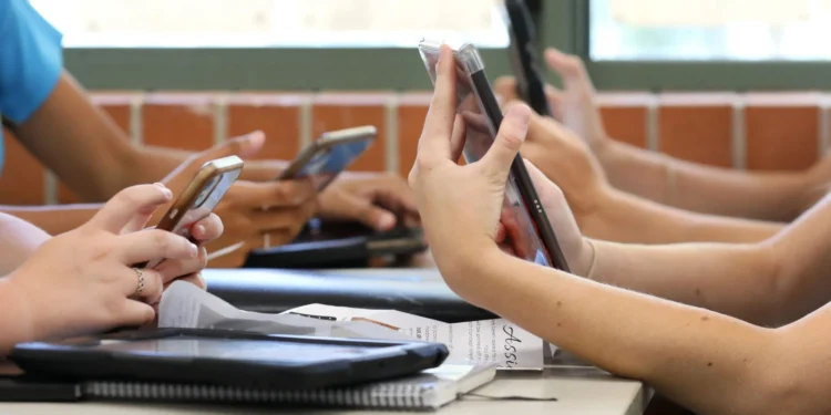 Imagen de archivo de estudiantes en un centro educativo gallego, donde se aplicará el nuevo régimen sancionador por el uso de móviles