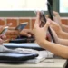 Imagen de archivo de estudiantes en un centro educativo gallego, donde se aplicará el nuevo régimen sancionador por el uso de móviles