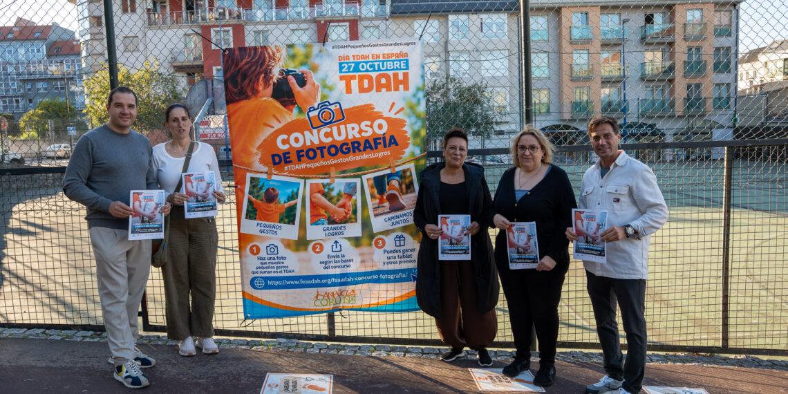Anhida Coruña promueve la sensibilización sobre el TDAH en la plaza de Europa de O Burgo.