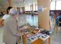 Cedeira pone en marcha «Rapetando historias», un nuevo punto lector sénior para acercar los libros y la cultura a las personas mayores.