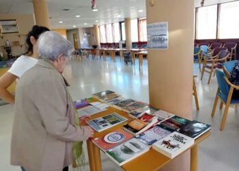 Cedeira pone en marcha «Rapetando historias», un nuevo punto lector sénior para acercar los libros y la cultura a las personas mayores.