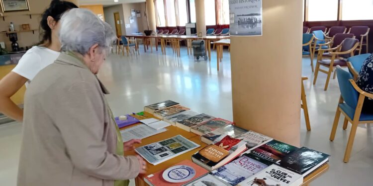 Cedeira pone en marcha «Rapetando historias», un nuevo punto lector sénior para acercar los libros y la cultura a las personas mayores.