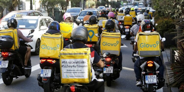 Los repartidores de Glovo en Vigo han convocado cuatro jornadas de huelga para reclamar mejoras salariales y laborales.