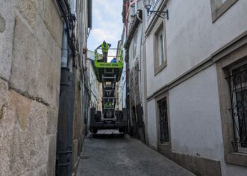 Trabajos de emergencia en la rúa Catedral de Lugo para retirar elementos de un edificio con riesgo de desprendimiento.
