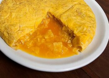 Tortilla de Betanzos tradicional, jugosa por dentro, protagonista de la Semana da Tortilla 2026