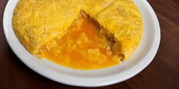 Tortilla de Betanzos tradicional, jugosa por dentro, protagonista de la Semana da Tortilla 2026