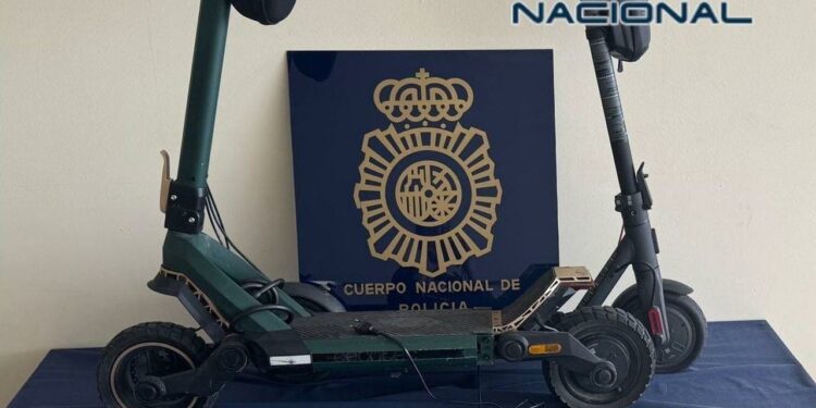 Material incautado en una operación contra el tráfico de drogas en el Agra do Orzán, A Coruña.