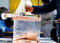 Urna y papeletas en un colegio electoral en España