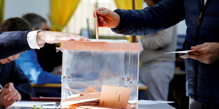 Urna y papeletas en un colegio electoral en España