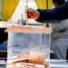 Urna y papeletas en un colegio electoral en España