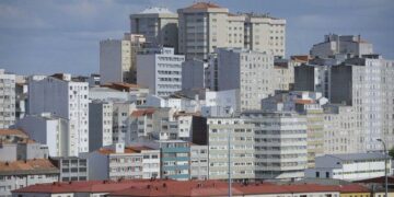 La oferta de alquiler anunciada en A Coruña cambia de composición, con una caída de los contratos permanentes y un aumento de los temporales.