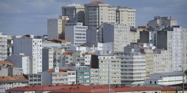 La oferta de alquiler anunciada en A Coruña cambia de composición, con una caída de los contratos permanentes y un aumento de los temporales.