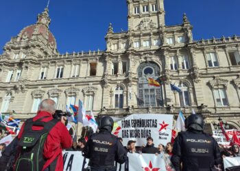 Protesta contra Santiago Abascal en la plaza de María Pita, en A Coruña.